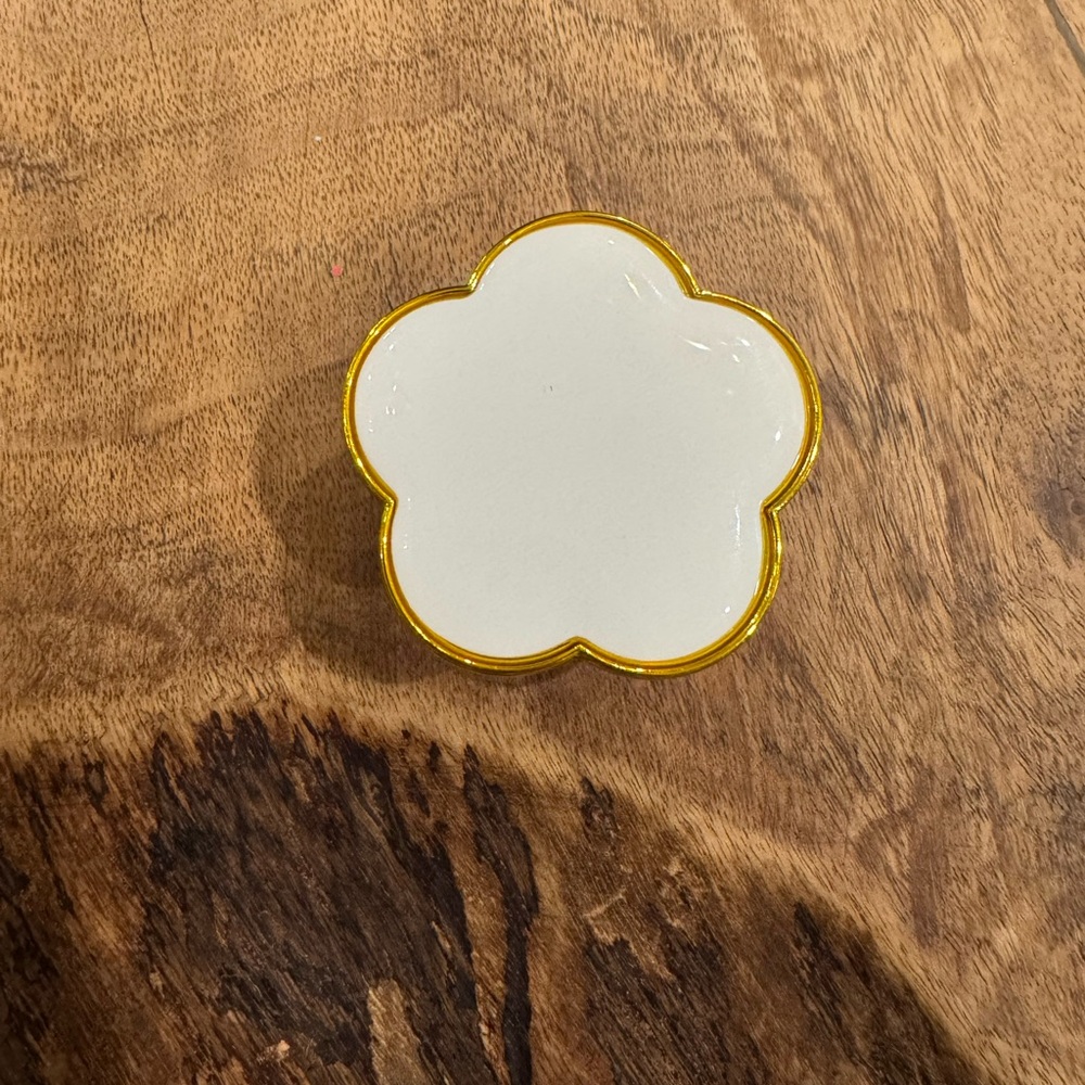 White and Gold Flower-Shaped Phone Pop Socket